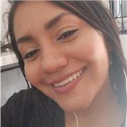 Profesora de música imparte clases a niños de todas las edades